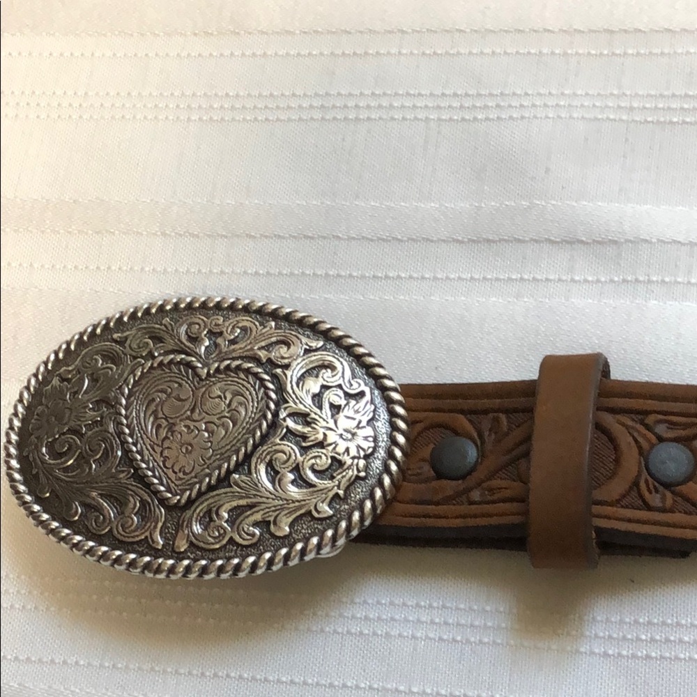 Women’s Justin Leather western style belt Sz 28 Brown Leather with heart buckle - Picture 5 of 16